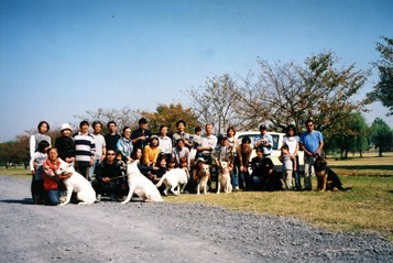 日本ホワイトシェパード犬協会主催「犬と一緒にバルーンに乗ろう大会」集合写真